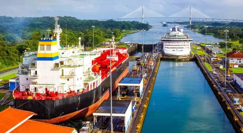 Nave comerciale traversând ecluzele Canalului Panama