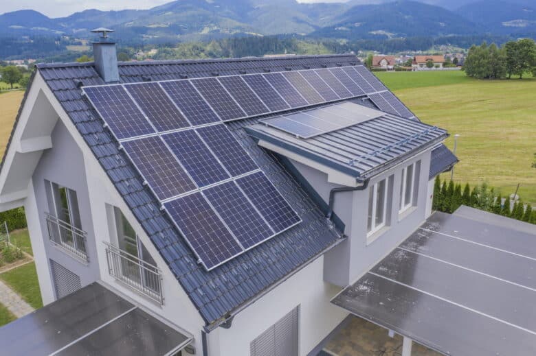 Panouri fotovoltaice montate pe acoperiș, ilustrative pentru programul de finanțare a bateriilor de stocare a energiei
