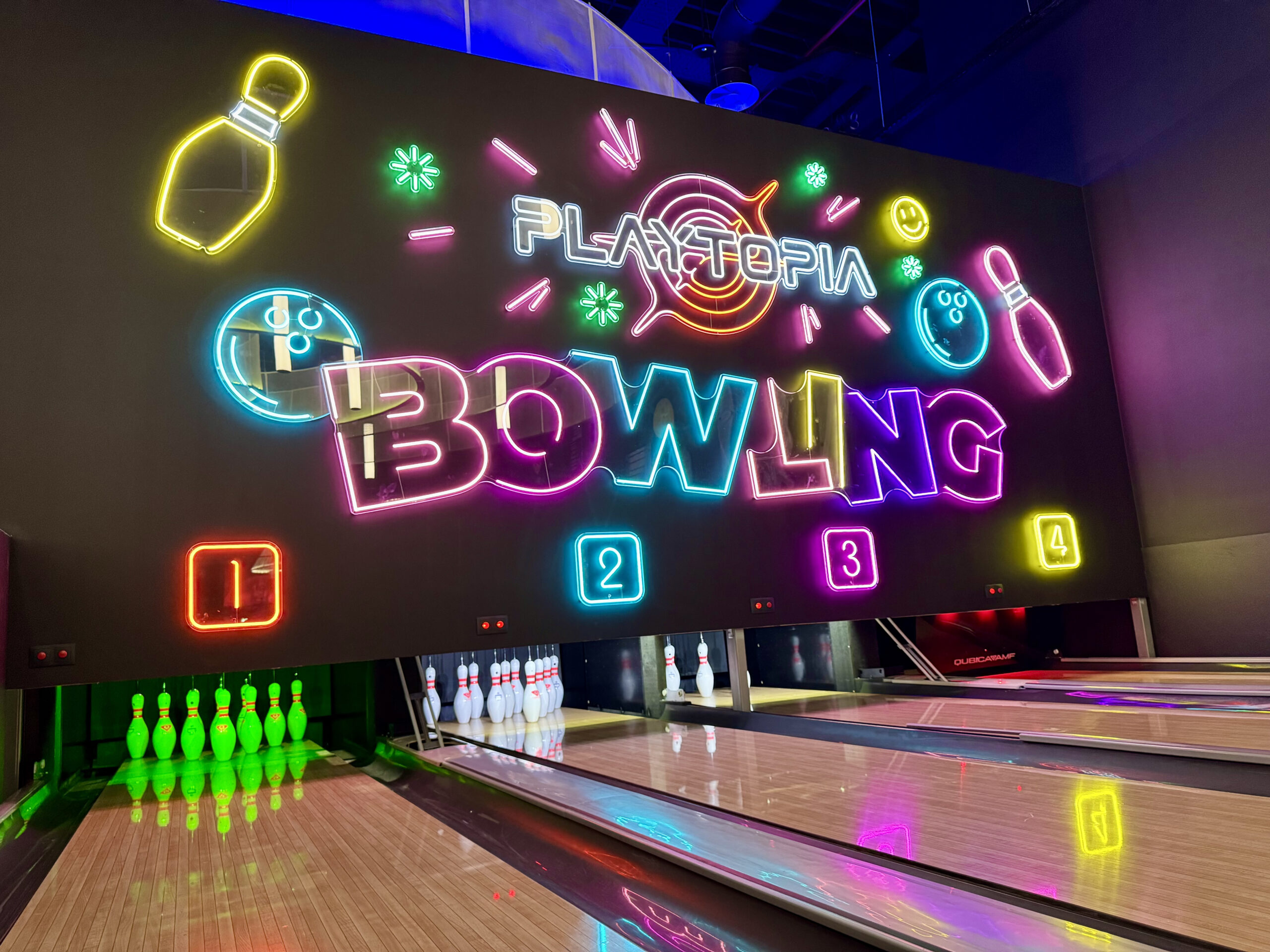 Panou LED Playtopia Bowling deasupra pistelor