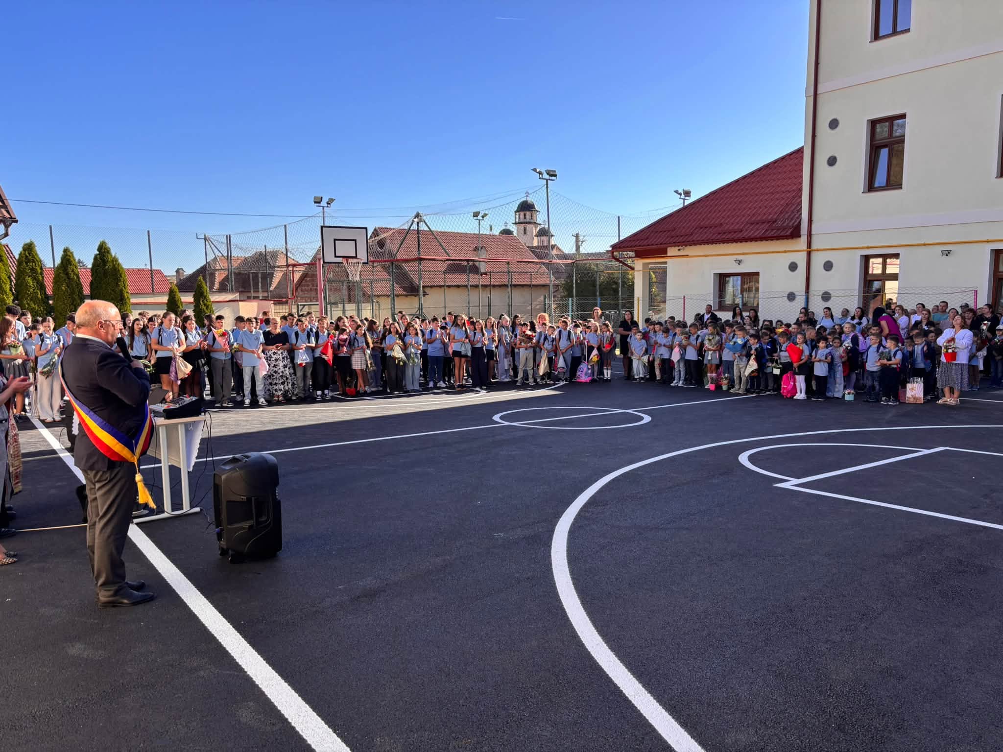 Copiii din Sadu s-au întors la școală: masă caldă zilnic și o grădiniță nou-nouță / foto