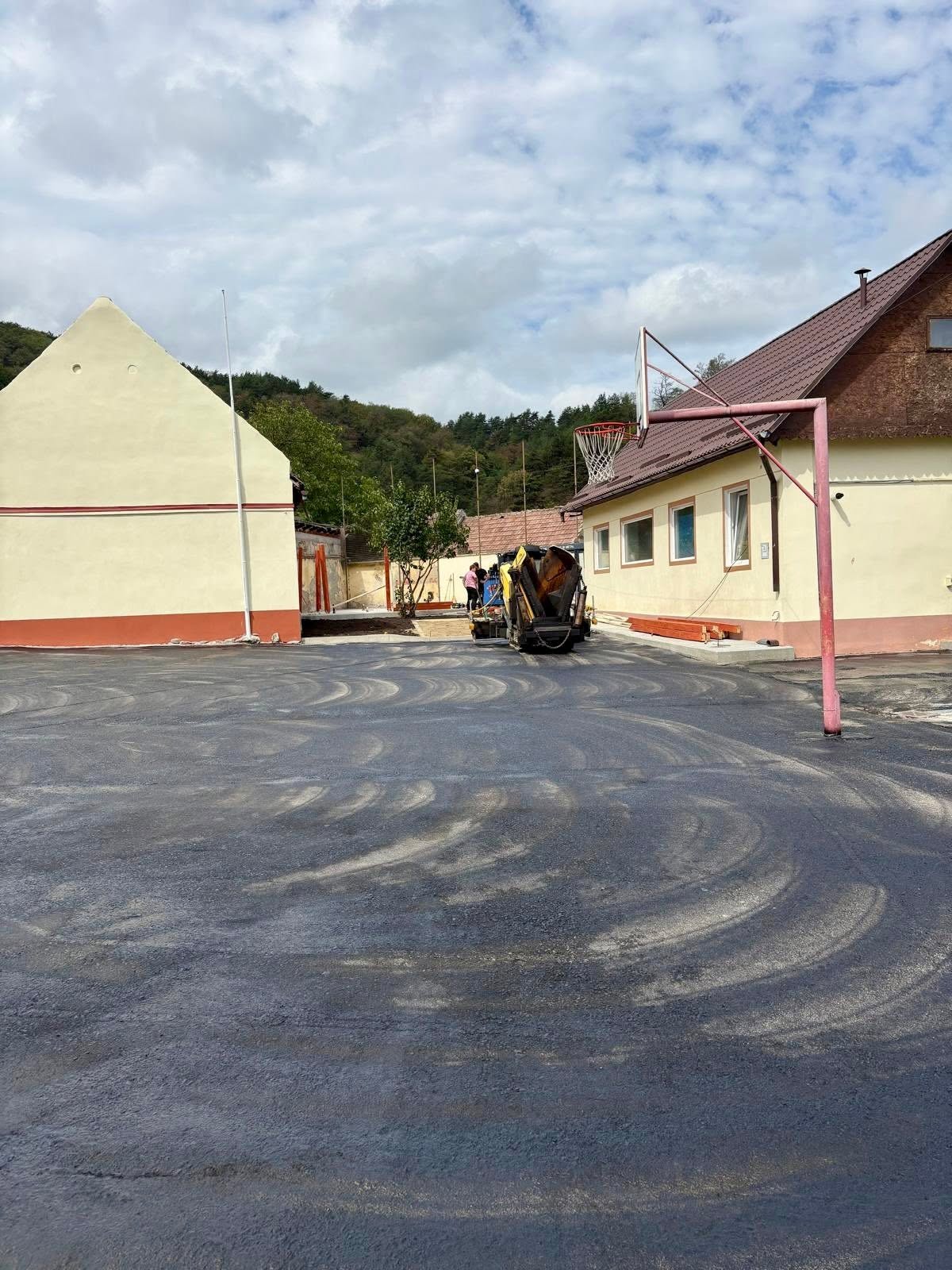 Școala din Sadu, complet modernizată: elevii se întorc în clase după un an petrecut la Căminul Cultural