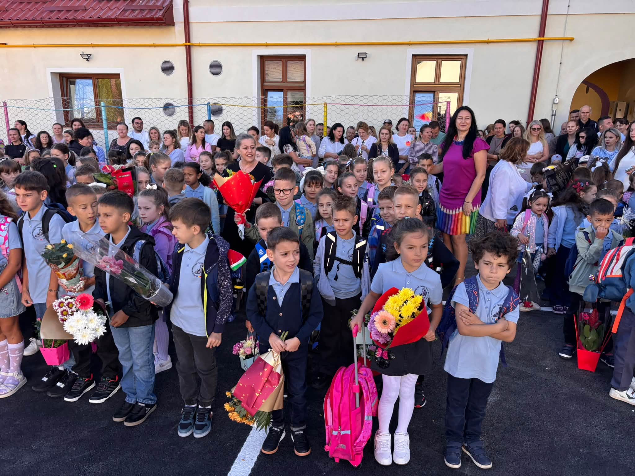 Copiii din Sadu s-au întors la școală: masă caldă zilnic și o grădiniță nou-nouță / foto