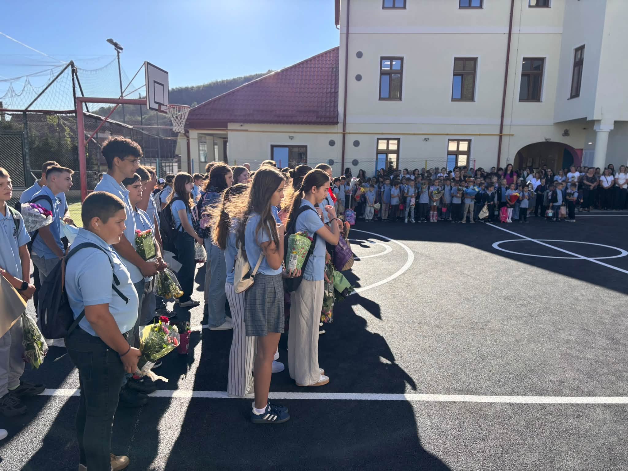 Copiii din Sadu s-au întors la școală: masă caldă zilnic și o grădiniță nou-nouță / foto