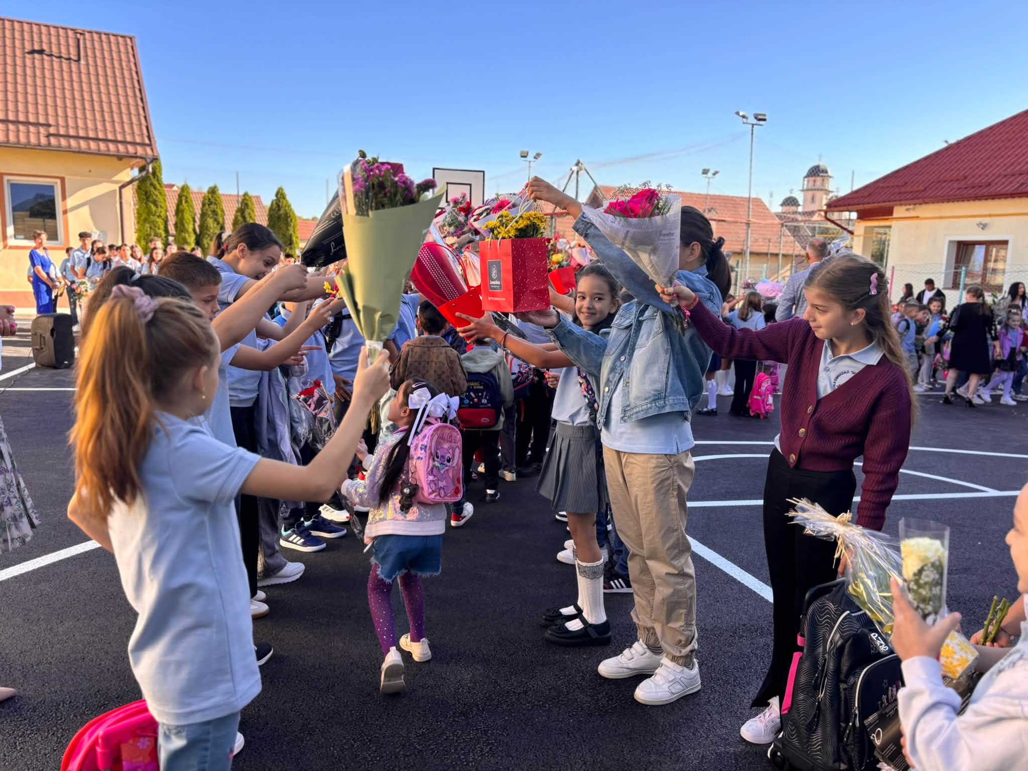 Copiii din Sadu s-au întors la școală: masă caldă zilnic și o grădiniță nou-nouță / foto