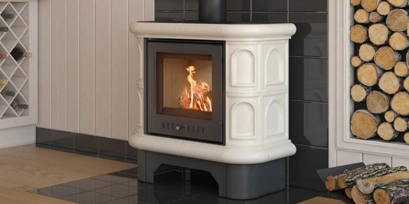 Sobă modernă pe lemne cu finisaj ceramic alb