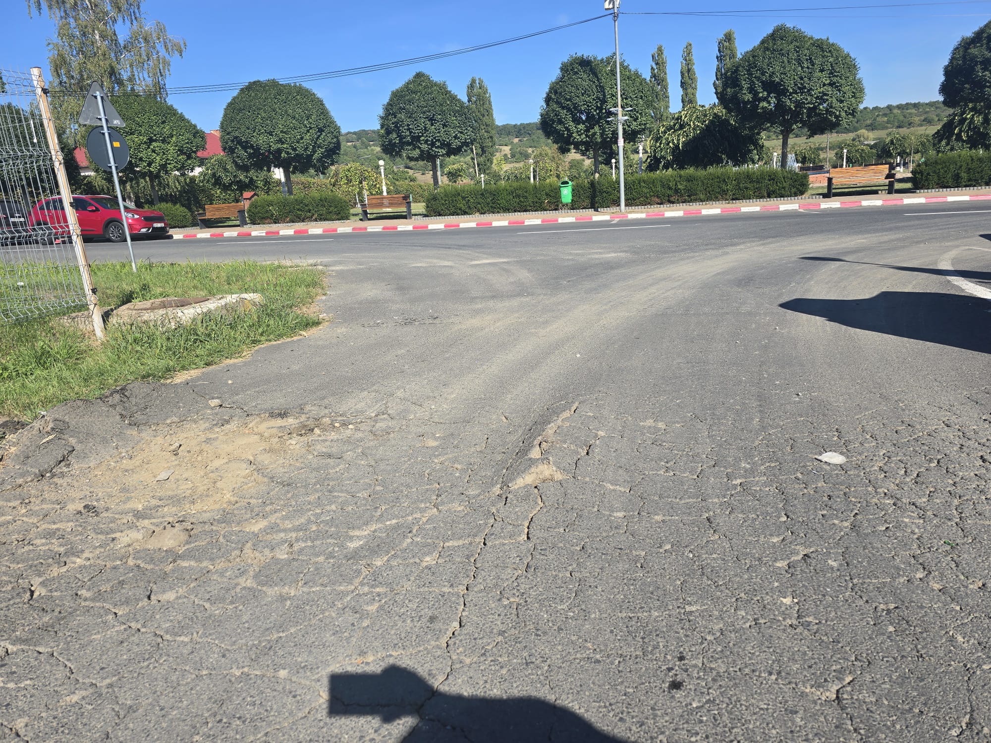 Stradă distrusă de camioanele grele cu pietriș la Cisnădie. Localnicii se revoltă: „Nu se ia nicio măsură” / video foto