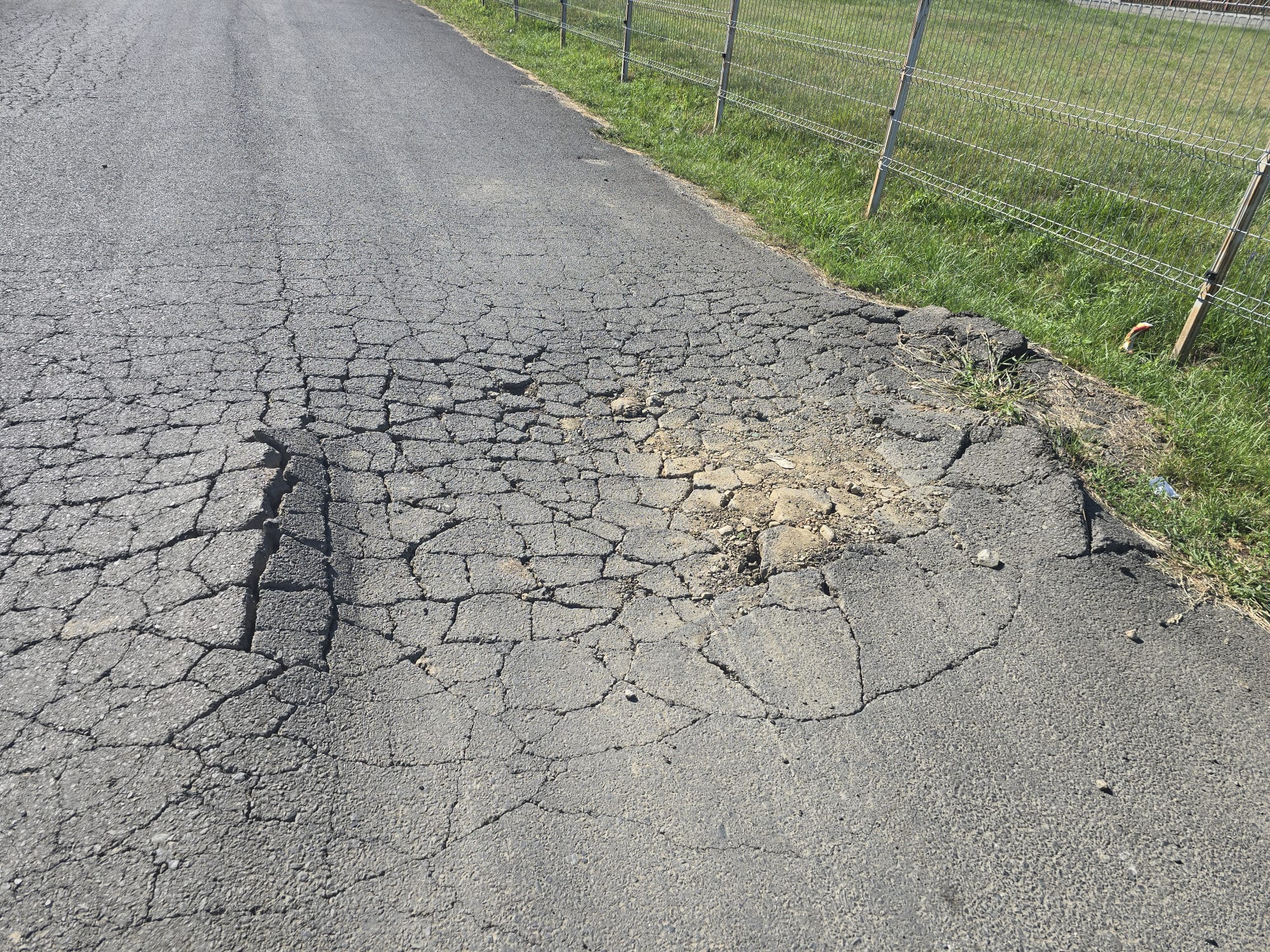 Stradă distrusă de camioanele grele cu pietriș la Cisnădie. Localnicii se revoltă: „Nu se ia nicio măsură” / video foto