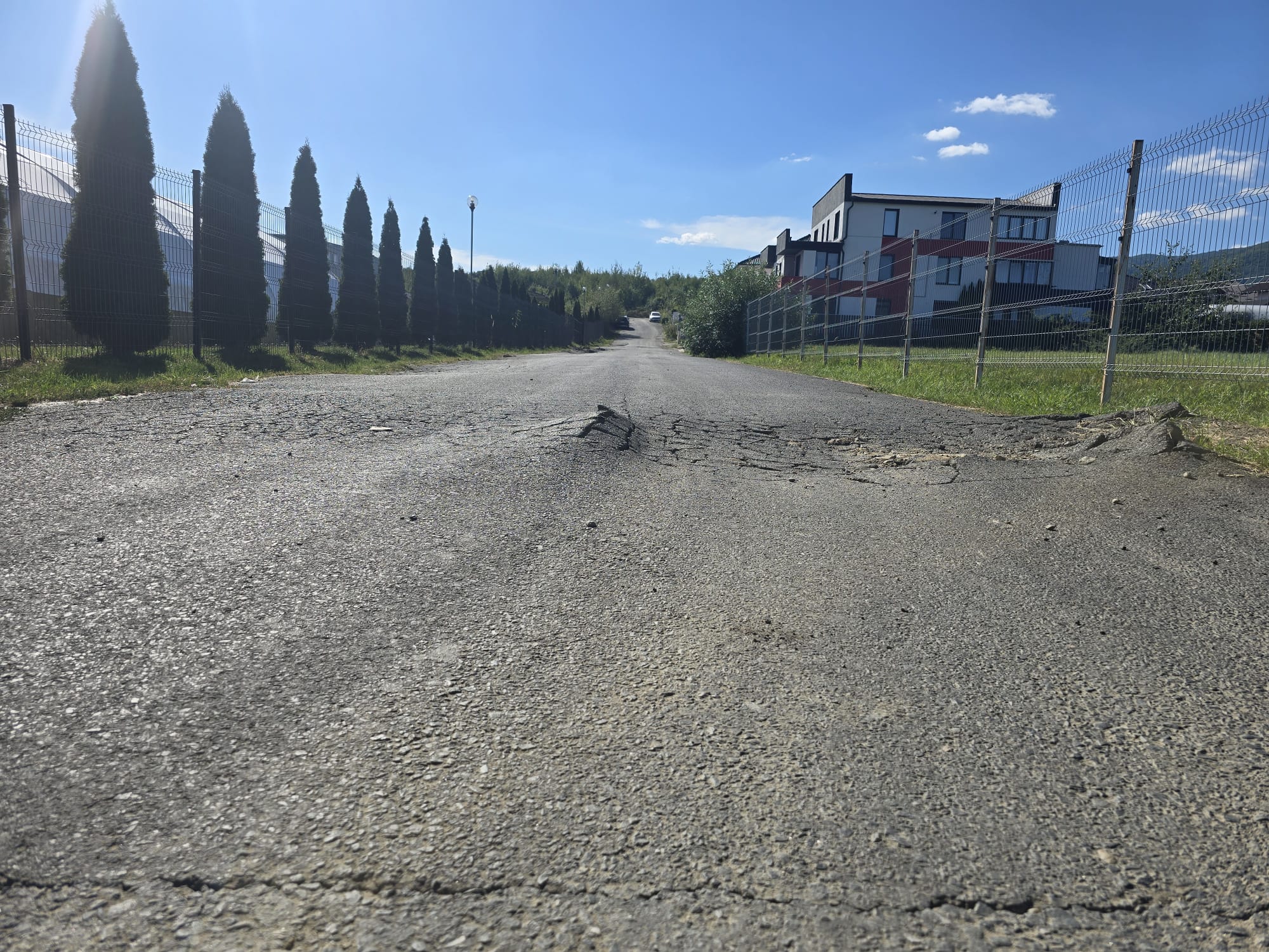 Stradă distrusă de camioanele grele cu pietriș la Cisnădie. Localnicii se revoltă: „Nu se ia nicio măsură” / video foto