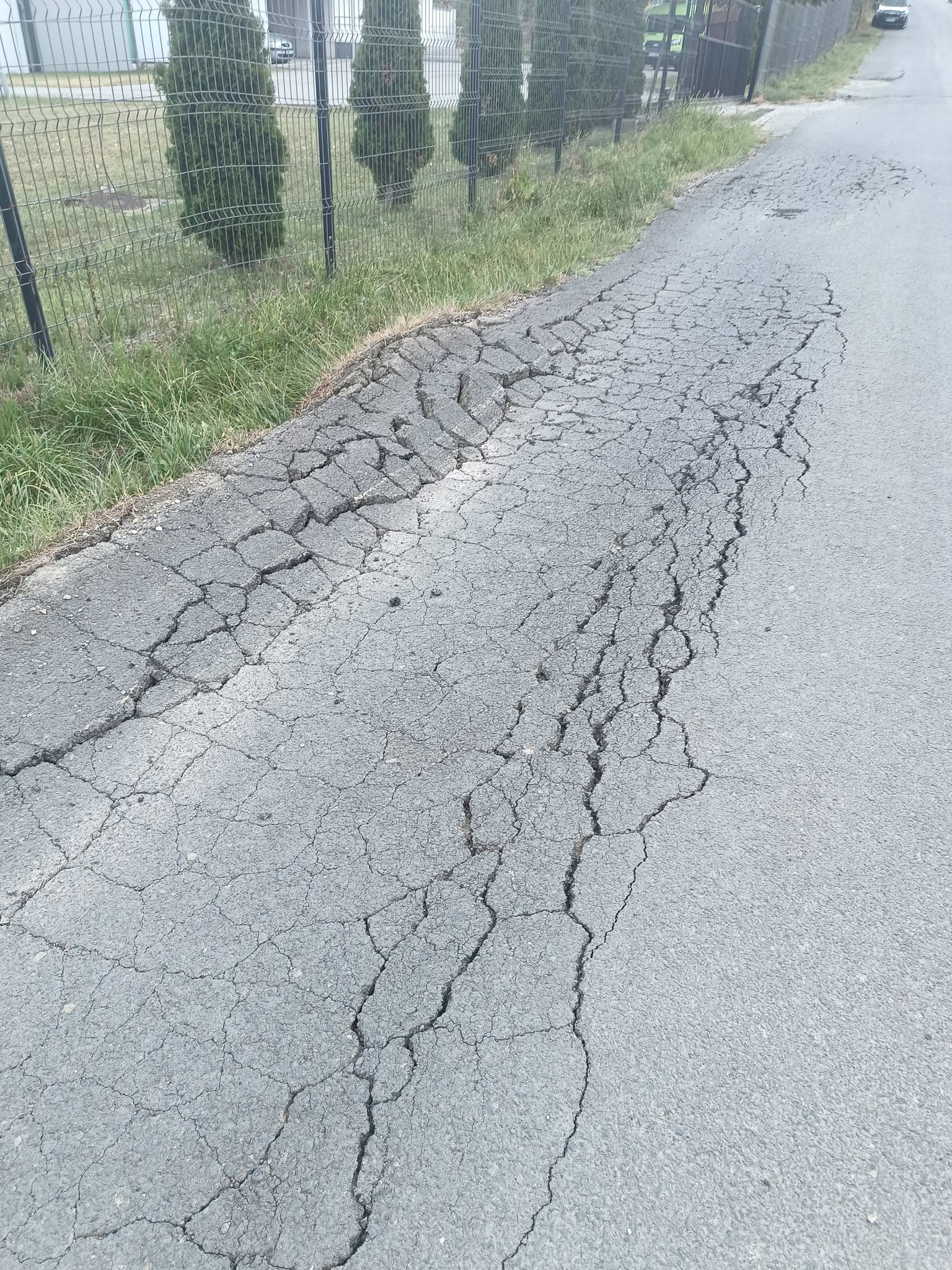 Stradă distrusă de camioanele grele cu pietriș la Cisnădie. Localnicii se revoltă: „Nu se ia nicio măsură” / video foto