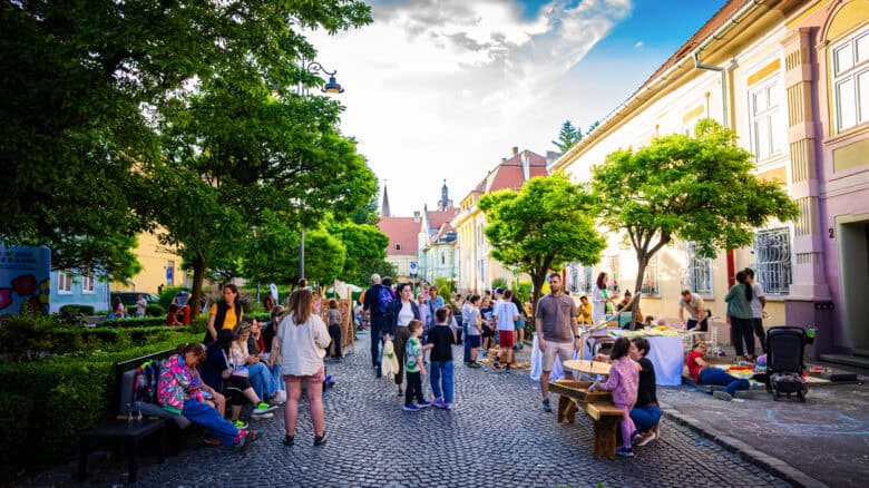 Vizitatori pe o stradă pietonală amenajată pentru Street Delivery Sibiu