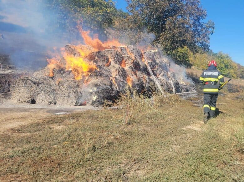 Șeica Mare: incendiu de vegetație uscată, 100 de baloți și 8.000 de metri pătrați arși