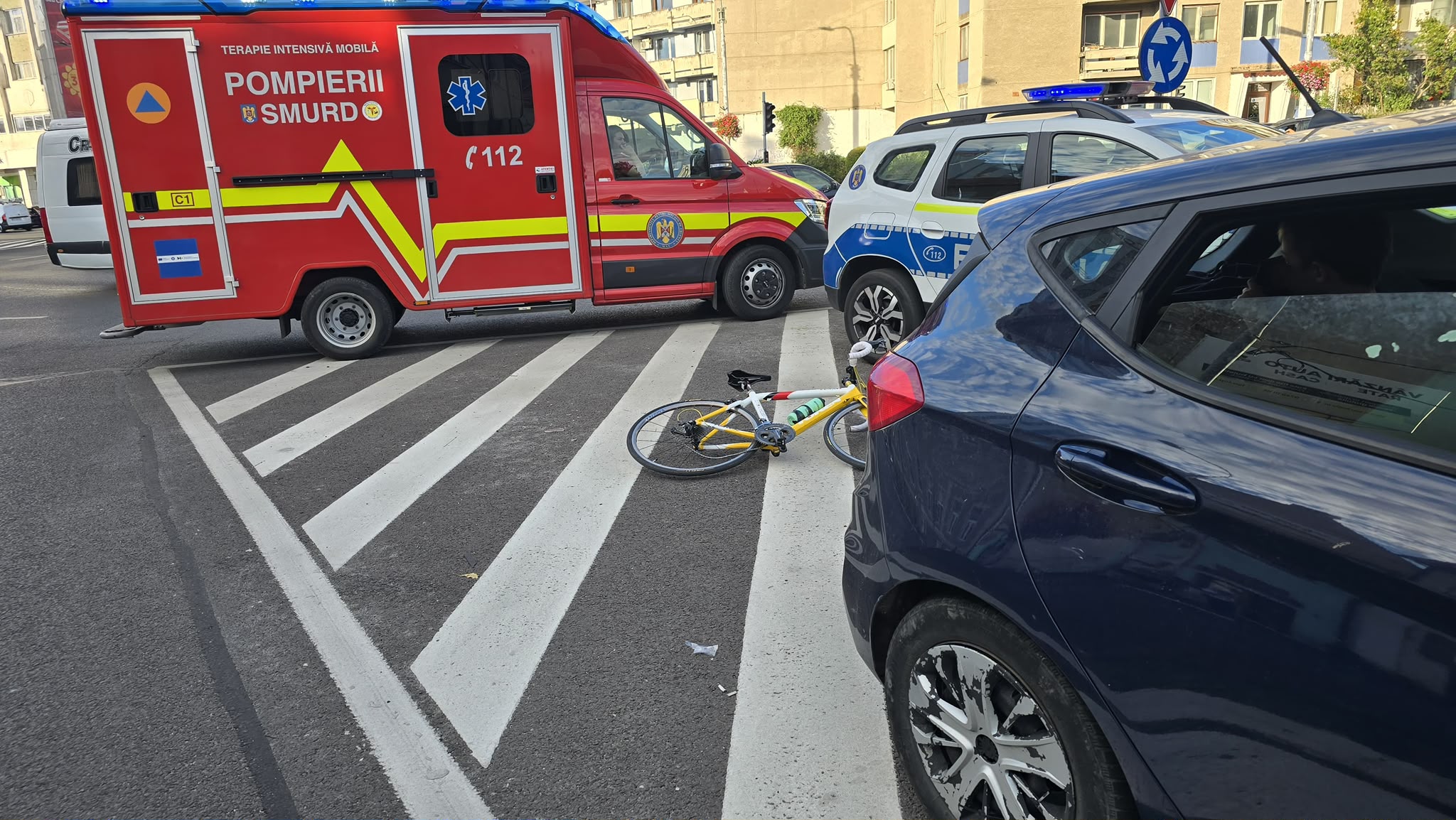 Calea Dumbrăvii din Sibiu: biciclist acroșat de o mașină, transportat la UPU