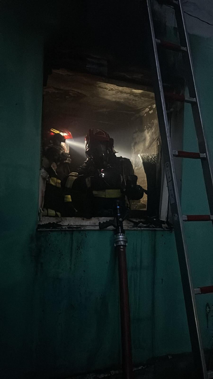Sibiu: incendiu generalizat la un apartament pe strada Țiglari, 15 persoane s-au autoevacuat