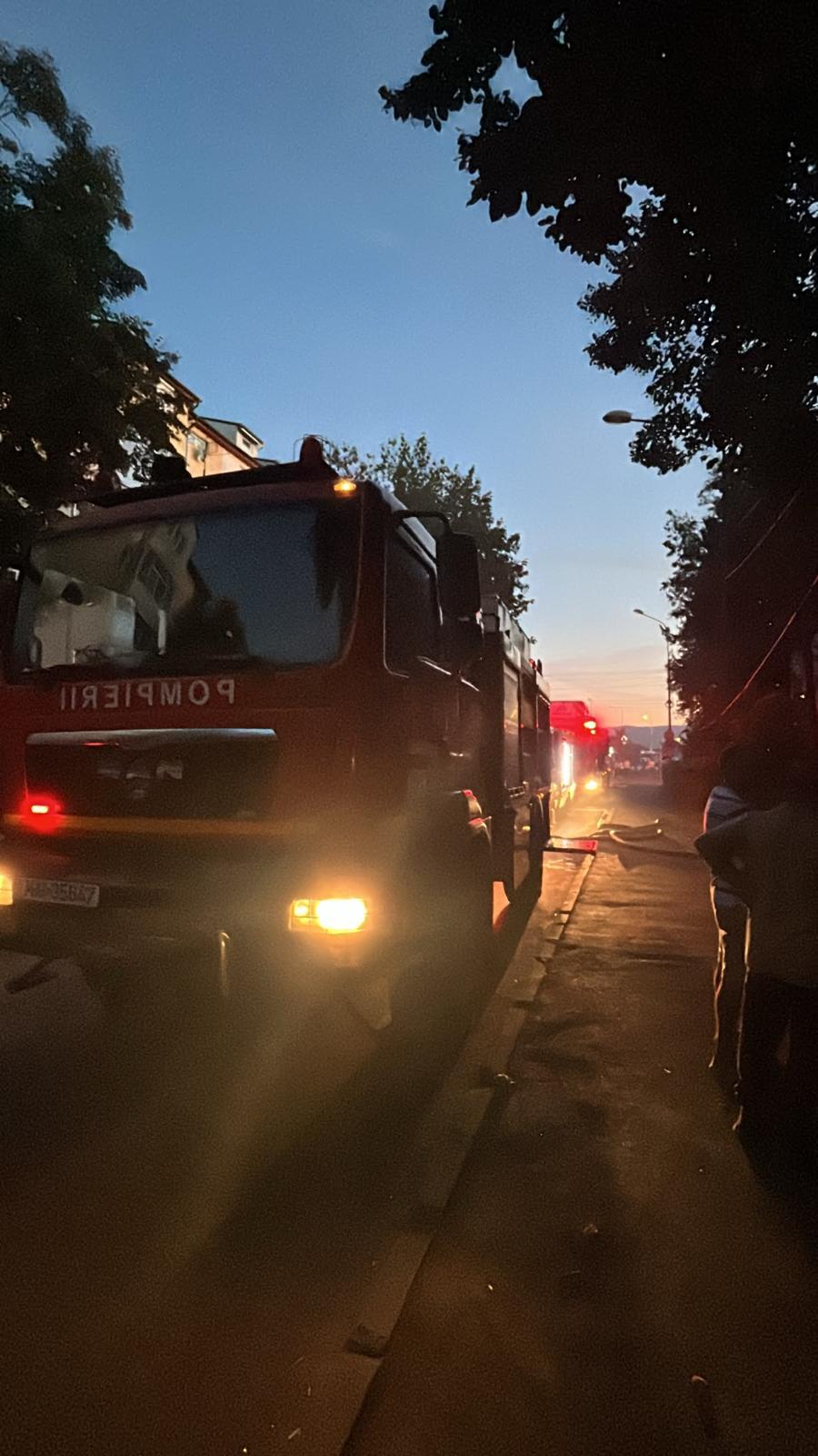 Sibiu: incendiu generalizat la un apartament pe strada Țiglari, 15 persoane s-au autoevacuat