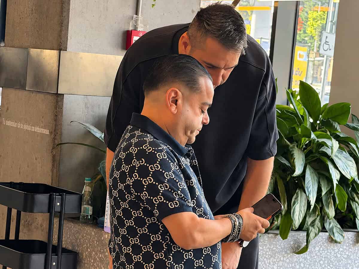 Adrian Minune, apariție surpriză la o cafenea din Sibiu: a băut un prosecco, a fumat un trabuc și a făcut poze cu fanii / exclusiv