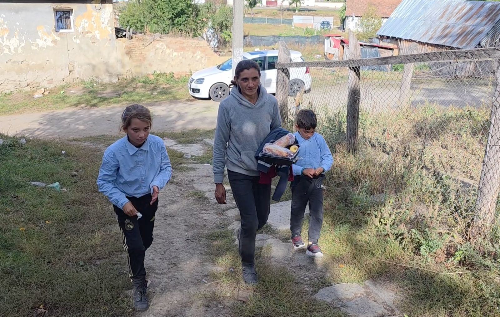 Reportaj din coliba în care trăiesc Antonia și Marian la Brădeni. N-au lipsit nicio zi de la școală: „Bate vântul și mișcă casa” / video foto