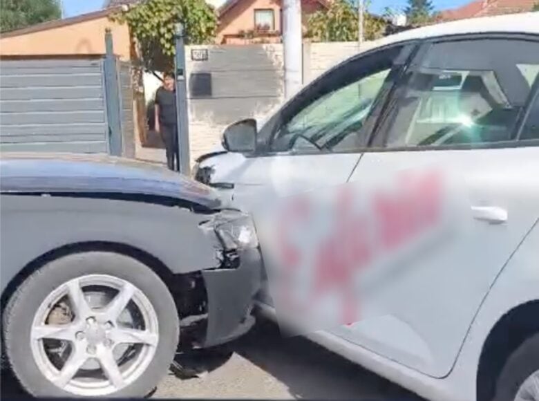 Două autoturisme avariate după impact, pe Șoseaua Alba Iulia