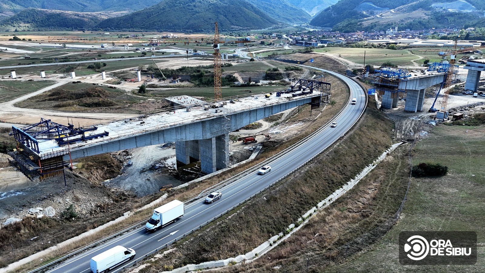 Vedere de ansamblu cu viaducte în construcție pe autostrada A1, secțiunea Boița-Cornetu, imagine din dronă, septembrie 2026
