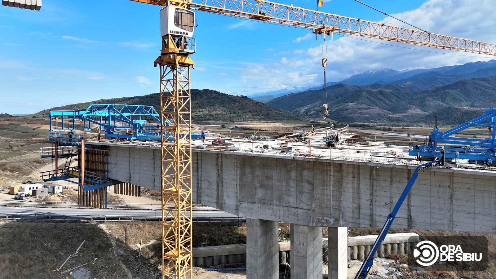 Lucrări la tablierul unui viaduct pe autostrada A1, secțiunea Boița-Cornetu, imagine din dronă, septembrie 2026