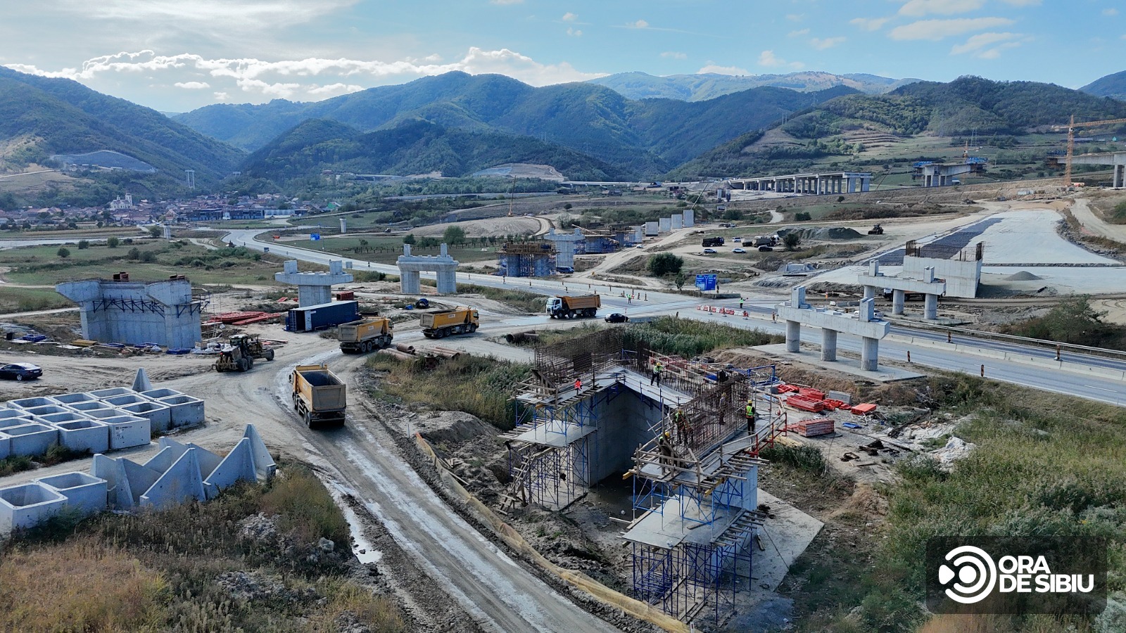 Pasaj și piloni în construcție la nodul rutier Boița, imagine din dronă, septembrie 2026