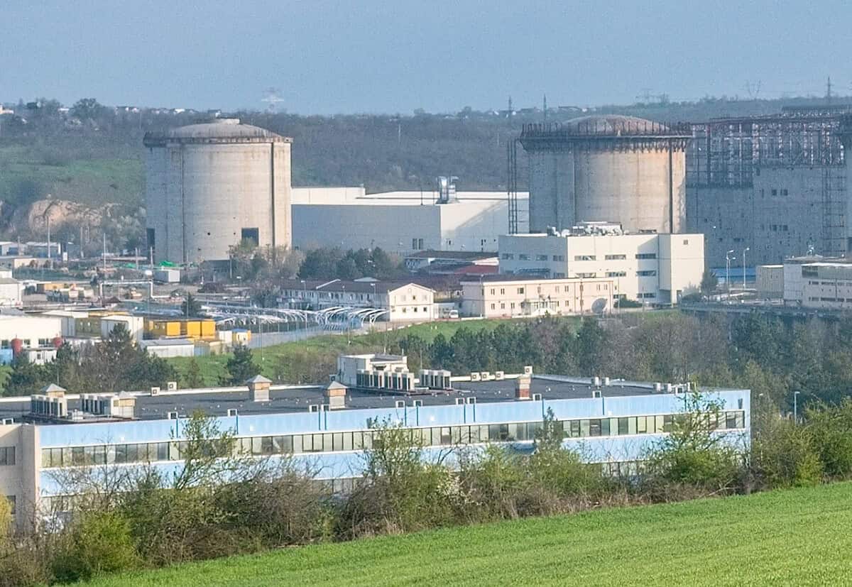 Reactoarele centralei nucleare de la Cernavodă, văzute de pe un deal