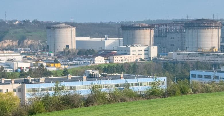 Reactoarele centralei nucleare de la Cernavodă, văzute de pe un deal