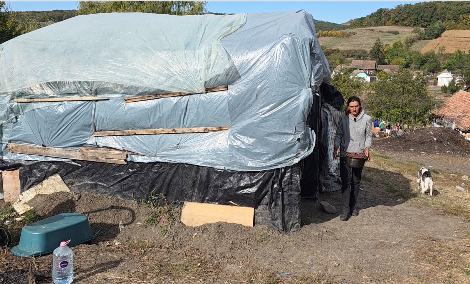 Reportaj din coliba în care trăiesc Antonia și Marian la Brădeni. N-au lipsit nicio zi de la școală: „Bate vântul și mișcă casa” / video foto