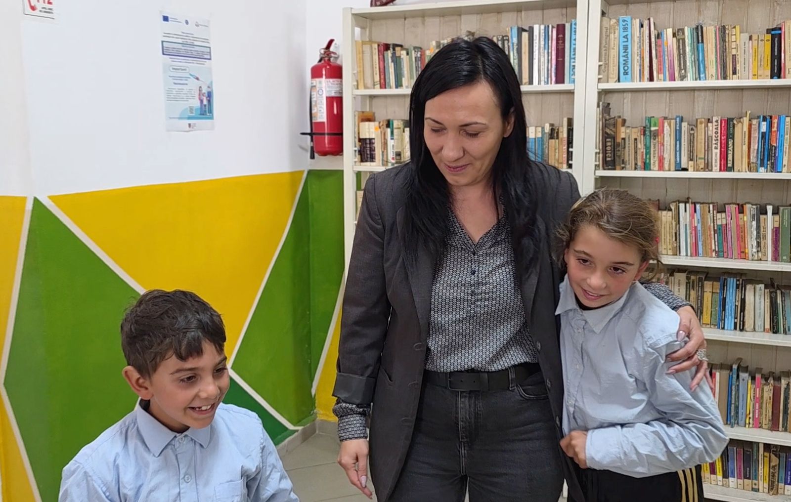 Reportaj din coliba în care trăiesc Antonia și Marian la Brădeni. N-au lipsit nicio zi de la școală: „Bate vântul și mișcă casa” / video foto