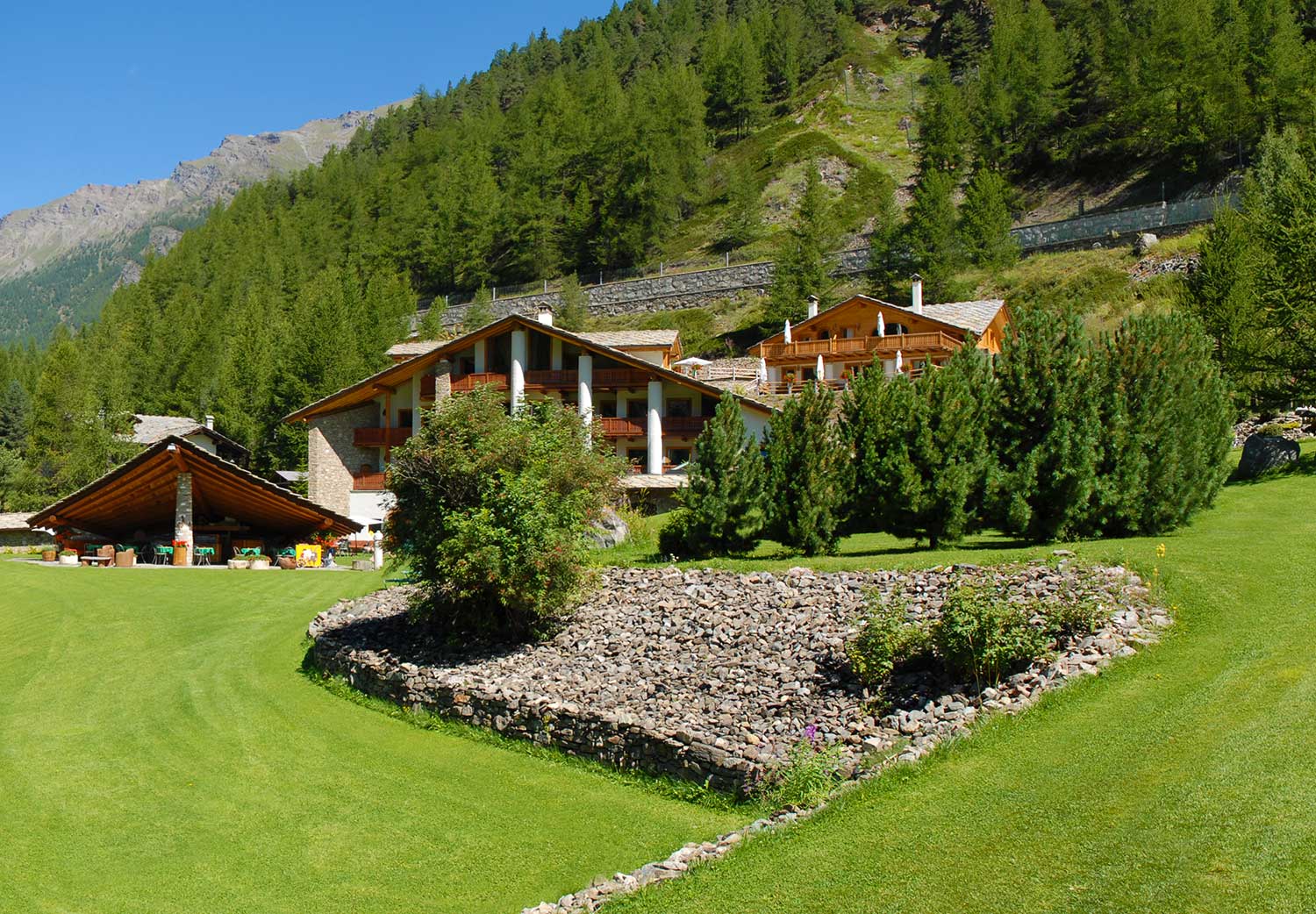 Un hotel din Italia a găsit o metodă inedită de a atrage turiști: le oferă combustibil gratuit