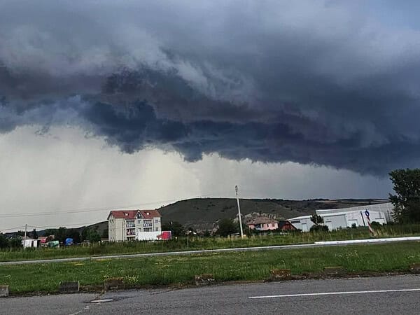 Cod portocaliu de furtuni în două localități din Sibiu: a fost emis RO-Alert