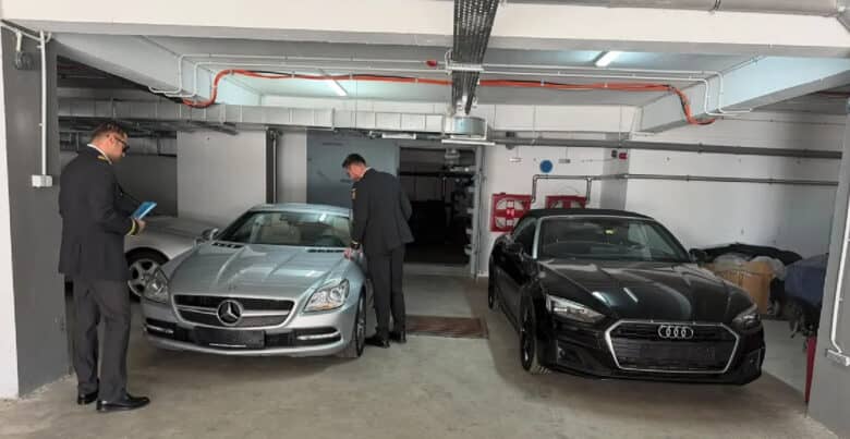 Inspectori ANAF verificând mașini second-hand de lux într-un garaj