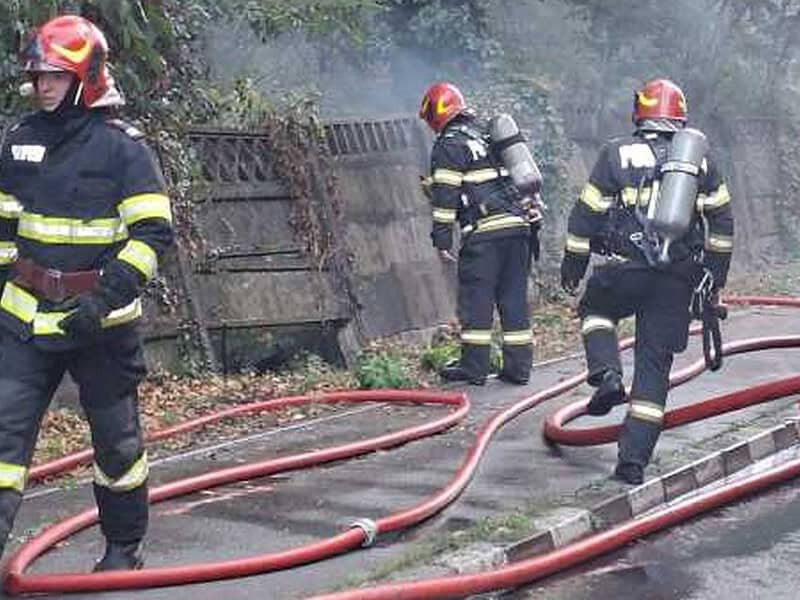 Pompieri din Sibiu, chemați în sprijin la un incendiu din Vâlcea: peste 70 de pompieri la o fostă unitate militară