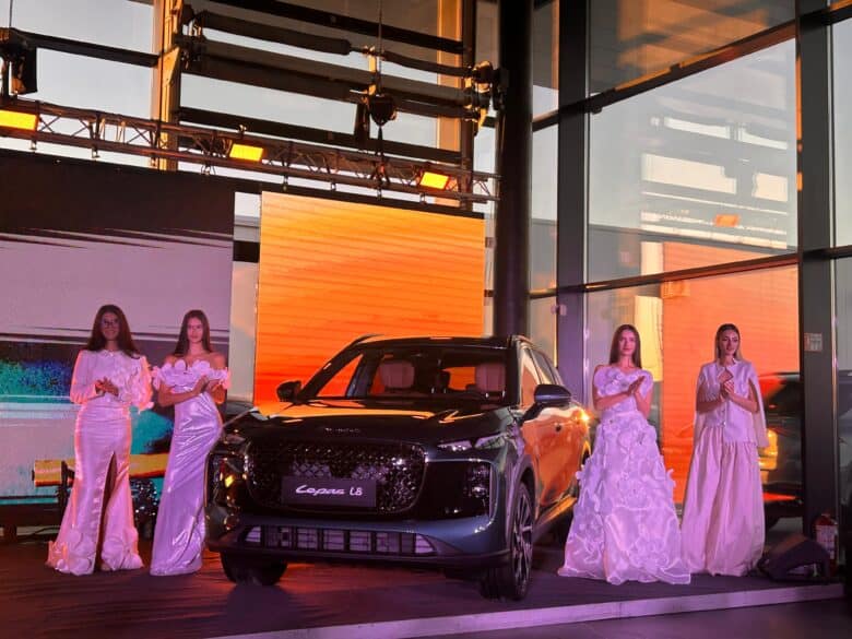 SUV LEPAS expus în noul showroom din Sibiu, înconjurat de hostess în rochii albe
