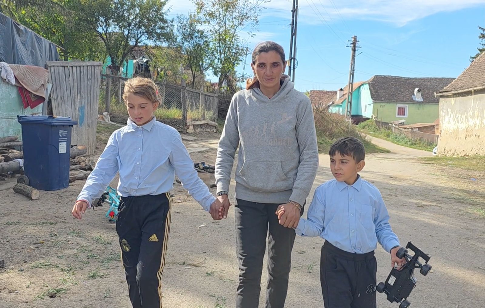 Reportaj din coliba în care trăiesc Antonia și Marian la Brădeni. N-au lipsit nicio zi de la școală: „Bate vântul și mișcă casa” / video foto