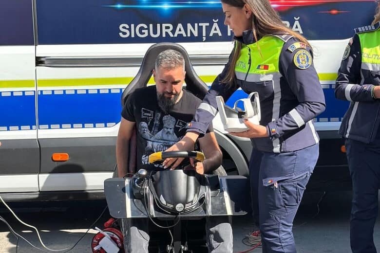 Polițistă ajutând un șofer Tursib să poarte ochelarii care simulează consumul de alcool, la un simulator
