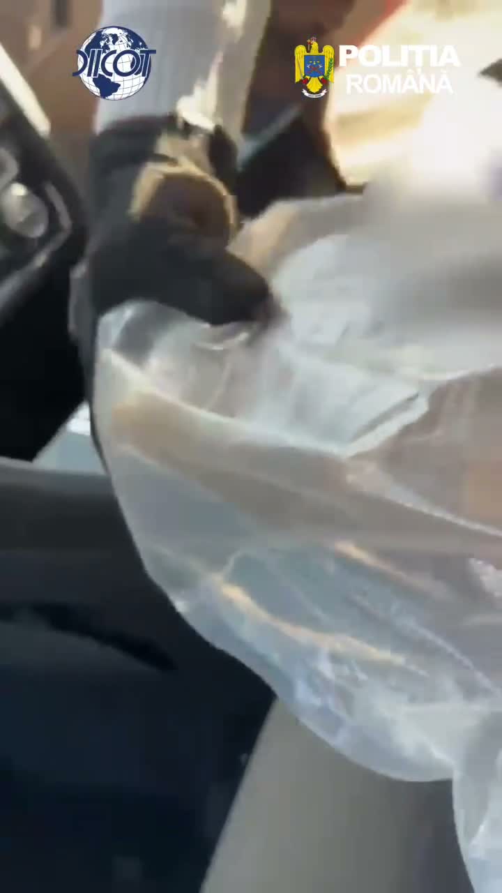 Imagini cu pachetul de cocaină găsit lângă schimbătorul mașinii pe A1