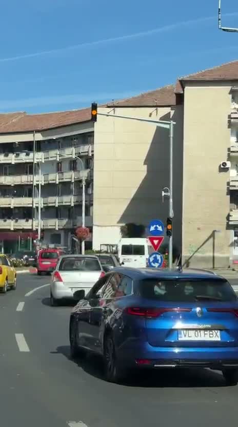 Au pornit semafoarele inteligente din giratorii la Sibiu. Șoferii se plâng de ambuteiaje: ”Sunt praf!” — VIDEO 2