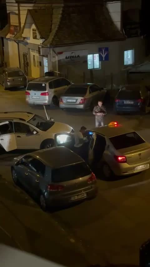Imagini cu altercația dintre doi bărbați după tamponarea de pe strada Wewern din Mediaș