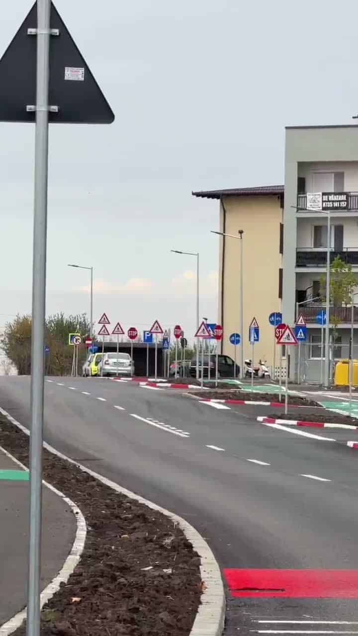 „Pădure” de indicatoare rutiere pe strada Ogorului: locuitorii reclamă peste 100 în mai puțin de 300 de metri — VIDEO