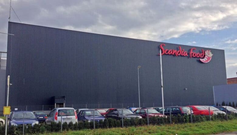Exteriorul fabricii Scandia Food din Sibiu, cu sigla companiei pe fațadă.