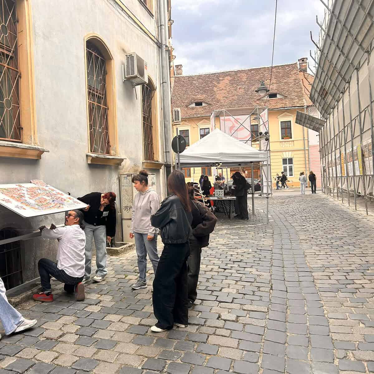 Strada Poștei din Sibiu, transformată într-un spațiu viu: scrisori gratuite în lume, tururi în clădiri istorice și petrecere în stradă / foto video